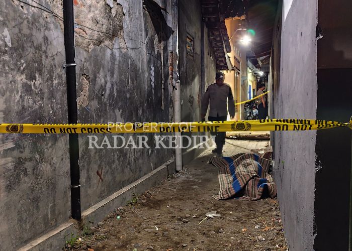 TRAGEDI MALAM MINGGU: Polisi memasang police line di tempat kejadian perkara pembunuhan di gang kecil Kelurahan Balowerti, Kota Kediri.