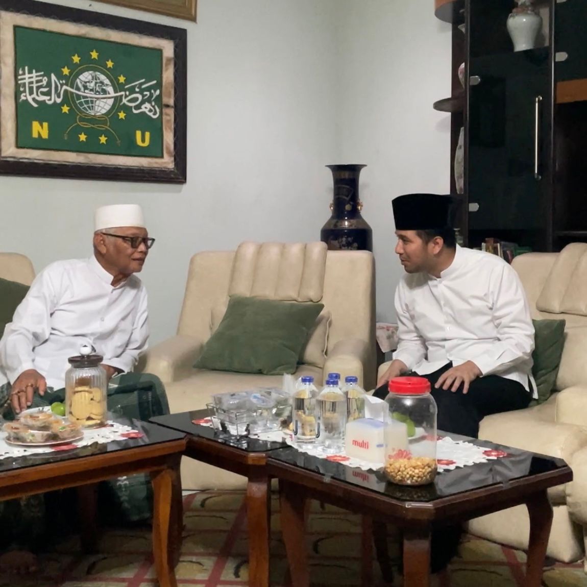 TAKZIM: Emil Elestianto Dardak dan KH Anwar&nbsp;Iskandar.