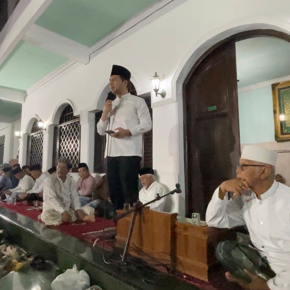 BERDUKA: Emil Elestianto Dardak saat memberi sambutan di malam tujuh hari Gus Lik.