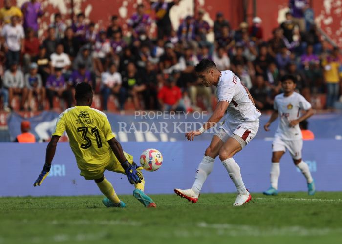 MELEMPEM: Striker Persik Kediri Ramiro Fergonzi berhadapan dengan Kiper PSBS Biak JR. Pigai di Stadion Brawijaya kemarin sore. Sayang, tak ada serangan Macan Putih yang berbuah gol.