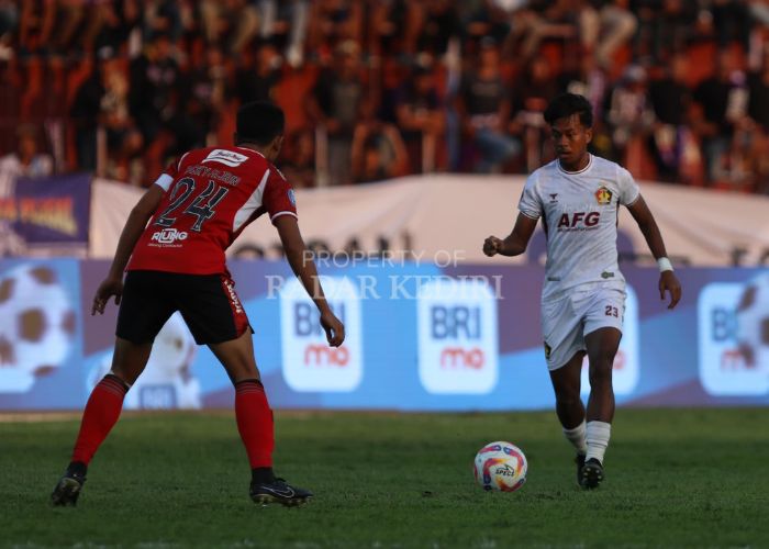 ABSEN LAMA: M. Supriadi diprediksi bakal menepi cukup lama karena cedera ACL yang dideritanya.
