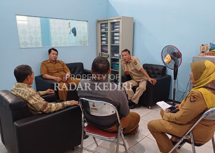 KOSULTASI: Orang tua Ida saat mendatangi dinas sosial, menanyakan nasib anaknya yang mendampat penolakan keluarga dan lingkungan tetangganya.