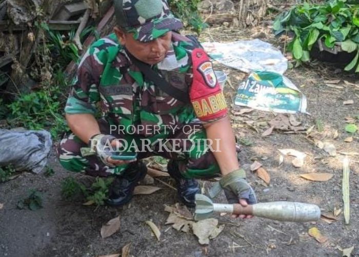 MASIH AKTIF: Seorang anggota TNI menunjukkan mortir yang dikira warga Desa Sempu, Ngancar adalah mainan.