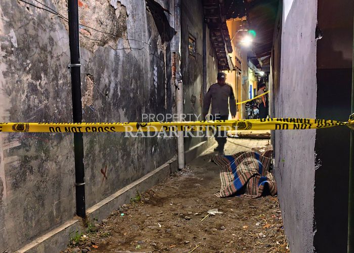 BERSIAP EVAKUASI: Polisi melakukan sterilisasi tempat kejadian perkara pemukulan oleh Edi Purwanto yang membuat Dadang meninggal (28/9).