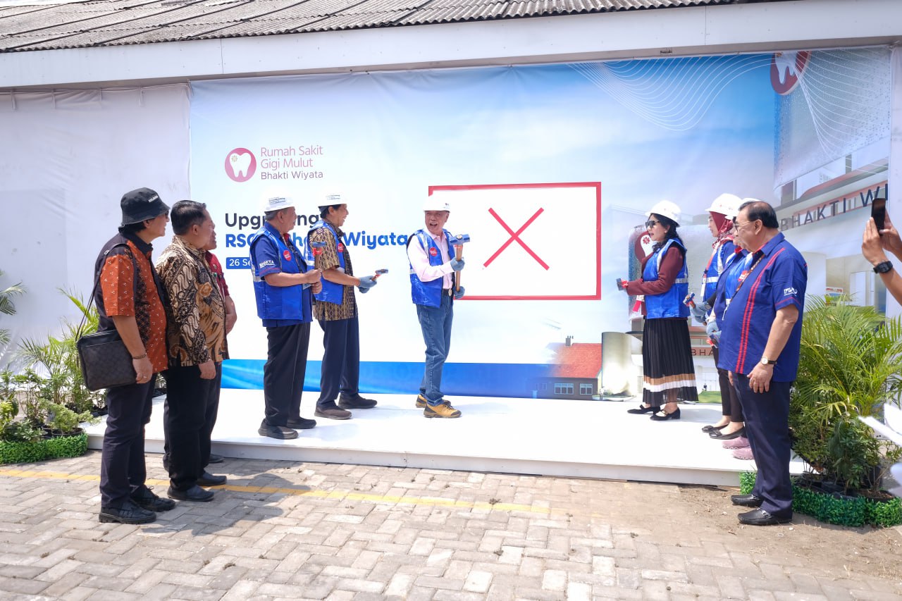 TINGKATKAN LAYANAN KESEHATAN- Bambang bersama pengurus beserta rektorat melakukan upgrading RSGM Bhakti Wiyata ditandai pemukulan tembok gedung.