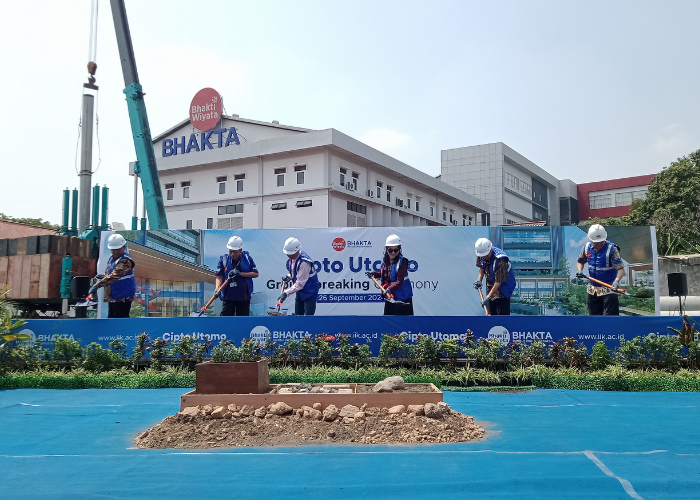 FASILITAS MODERN: Pembina Yayasan Bhakti Wiyata Dr Bambang Harsono Soehartono (tiga dari kiri) bersama Rektor IIK Bhakta saat ground breaking pembangunan Cipto Utomo empat lantai dengan konsep arsitek