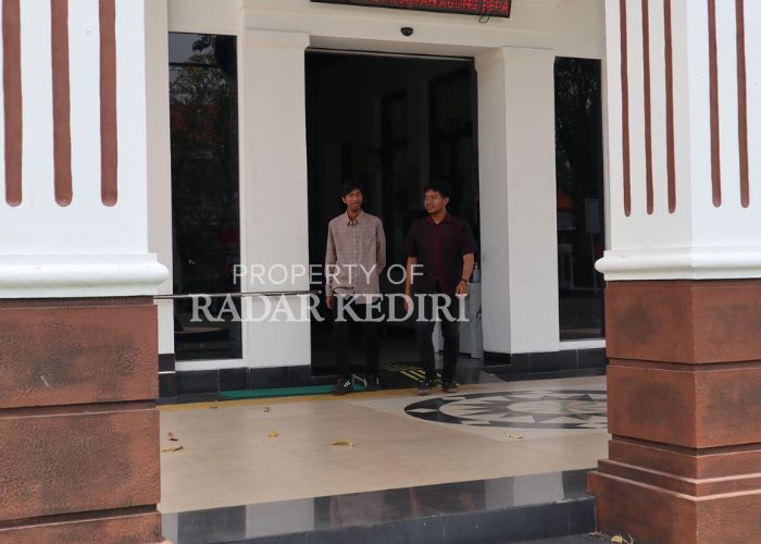 SOLIDARITAS: Dua warga  saat  keluar dari kantor Pengadilan Negeri Kota Kediri. Hakim di PN Kota Kediri ikut mendukung aksi pemenuhan hak hakim dengan cara menunda sidang selama lima hari.