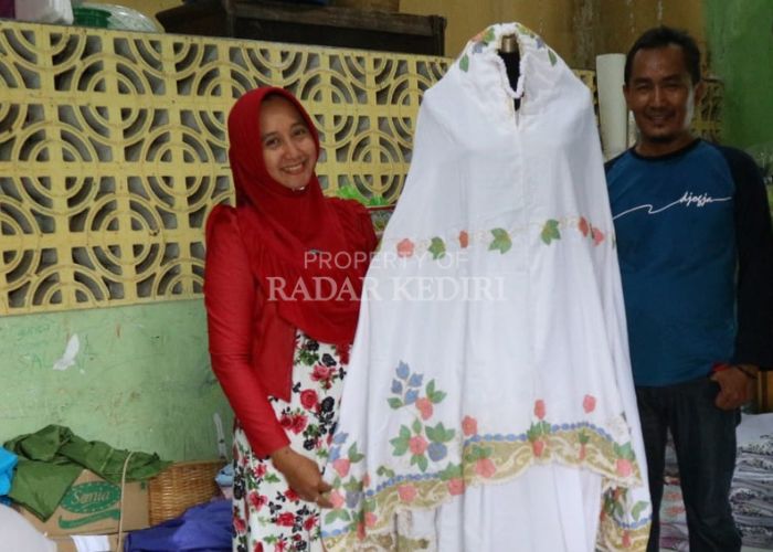 LAKU KERAS: Ana dan suaminya menunjukkan mukena hasil kreasi mereka yang terjual hingga luar Jawa.
