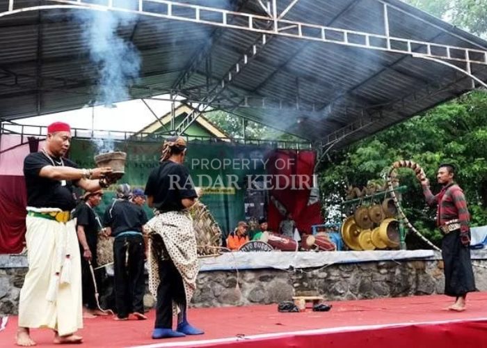 UNIK: Kelompok jaranan Unyo Budoyo asal Desa Ngadi, Mojo beraksi saat ada pertunjukan.