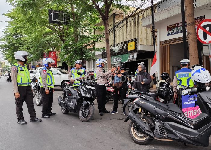 TEGAS: Tim Satlantas Polres Kediri Kota merazia kawasan larangan parkir di Jalan Brawijaya yang sering memicu kemacetan karenatetapjaditempatparkir sepedamotor.