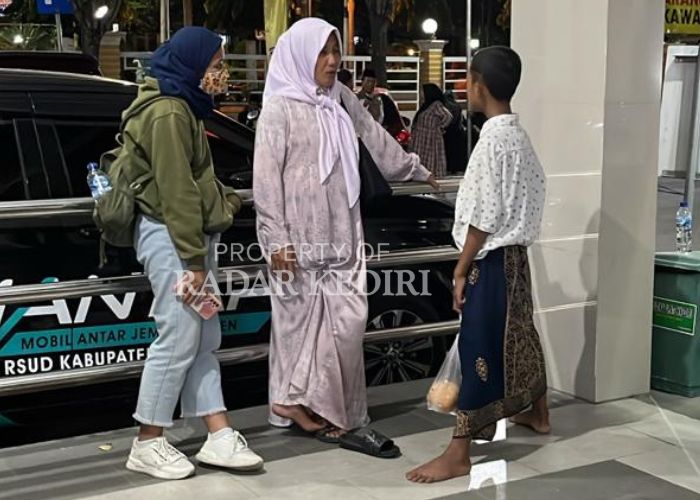 MASIH LEMAS: Seorang anak yang  keracunan didampingi keluarganya saat di RSKK.