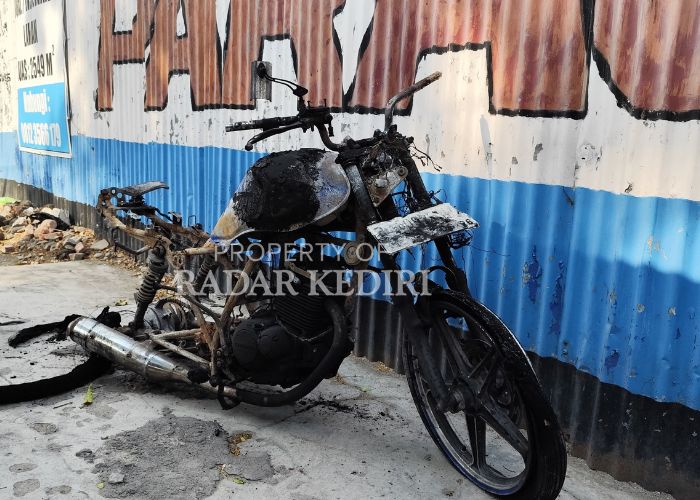 JADI BANGKAI: Motor Suzuki Thunder yang hangus terbakar usai mengisi bahan bakar minyak di SPBU Mayor Bismo. Belum diketahui siapa pemilik motor tersebut.