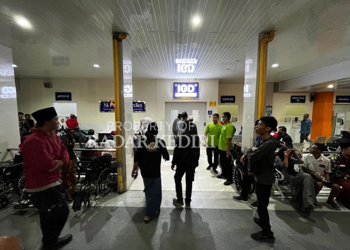 MENUNGGU KABAR: Keluarga korban keracunan massal di Desa Krecek, Badas memadati RSKK. Mereka menanti keluarga yang masih dirawat di rumah sakit.