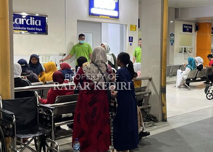 MEMBELUDAK: Keluarga korban keracunan di Desa Krecek, Kecamatan Badas ketika menunggu di RSKK