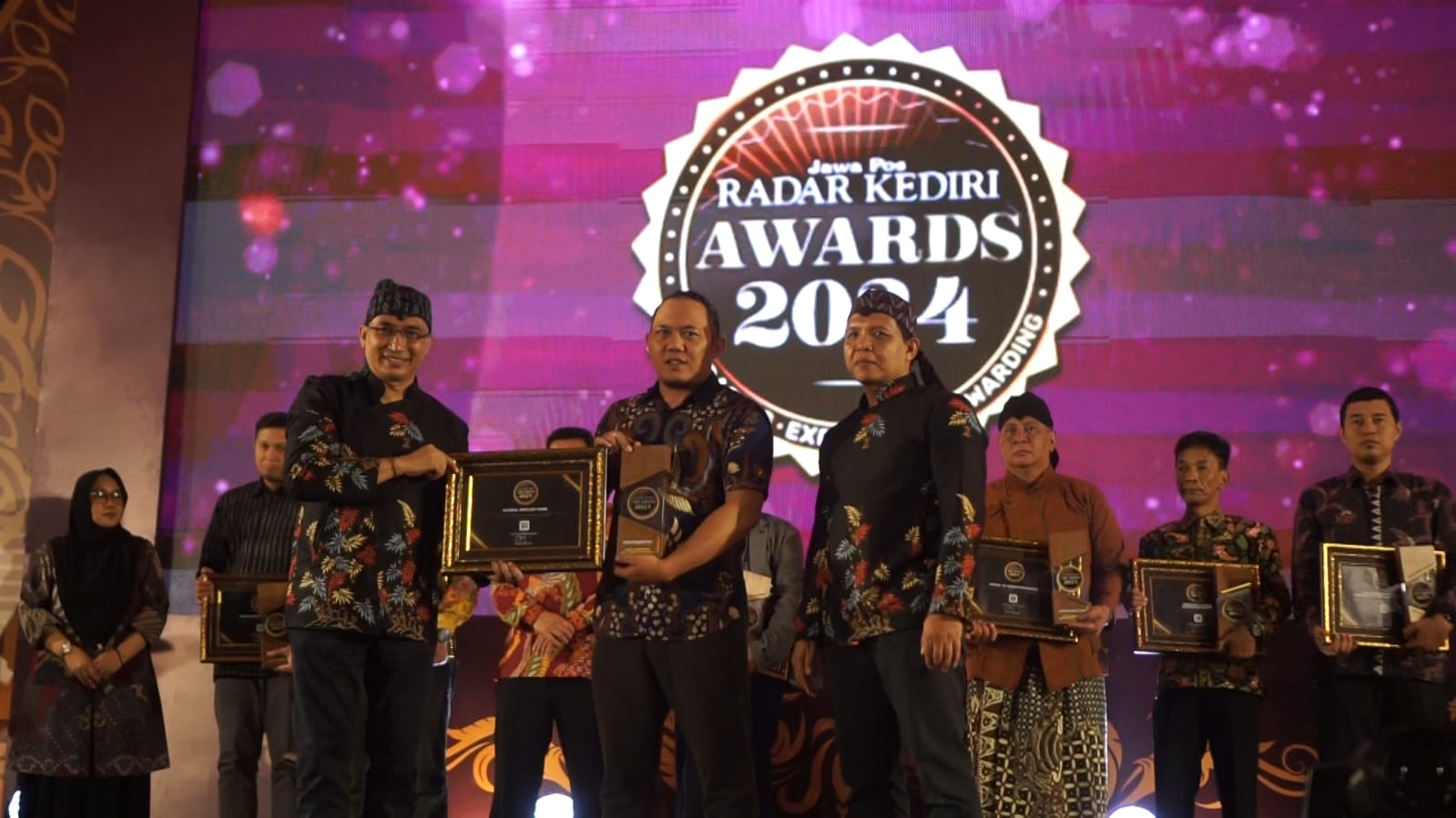 HEBAT: Founder Global English Pare Mr Agus Tri Winarso menerima Radar Kediri Awards 2024.