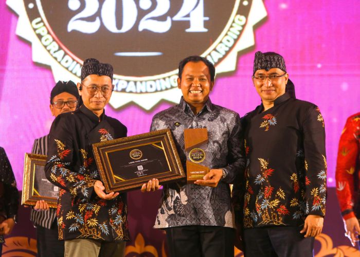 MAKIN TERKENAL: Owner Lapis Tugu Kediri Andri Susanto menerima Radar Kediri Awards 2024.