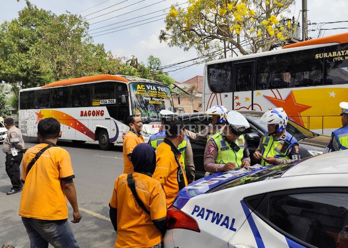 : Polisi menilang dua bus PO Bagong yang tepergok ngeblong alias menyalip menggunakan jalur kendaraan arah berla wanan saat di perem pa tan Jl Urip Sumoharjo, kemarin.