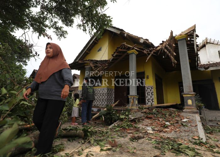 RAWAN BOCOR: Warga membersihkan rumah mereka yang atapnya rusak setelah tersapu angin kencang saat hujan deras mengguyur Dusun Kaligedok, Desa Margourip, Ngancar, Senin (30/9) sore lalu.