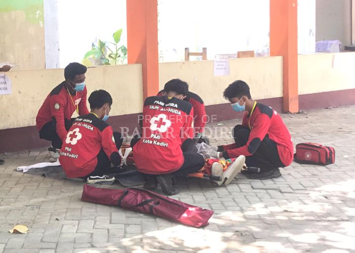 SOLID: Tim PMR SMK Al Huda Kota Kediri mengikuti lomba bidang pertolongan pertama dan tandu darurat di SMAN 7 Kediri.