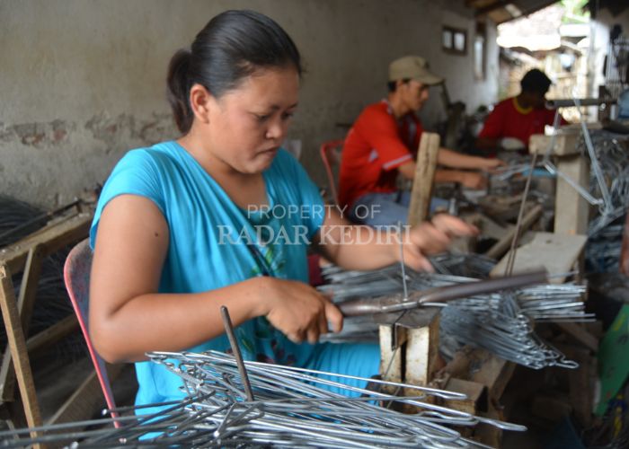 KERJA KERAS: Industri pembuatan gantungan baju di Desa Wanengpaten, Kecamatan Gampengrejo berhasil menyerap tenaga kerja lokal.