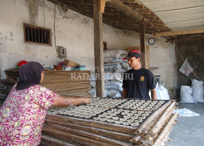 KONSISTEN: Usaha pembuatan kerupuk mentah atau krecek di Desa Bobang, Kecamatan Semen ini telah berjalan selama puluhan tahun.