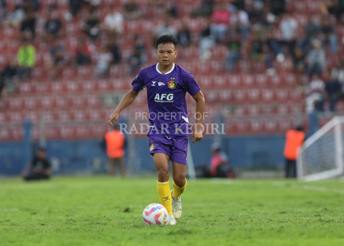 BIBIT MUDA BERBAKAT: Dede Sapari, full back kiri Persik Kediri menunjukkan tajinya.