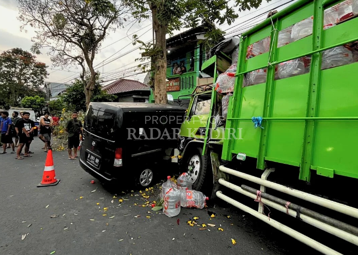 BIKIN MACET: Truk tronton menabrak Gran Max di Jl Letjen Suparman, Kota Kediri, Kamis (3/10).