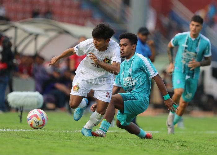 MELIUK: Striker Persik Kediri Riyatno Abiyoso melewati hadangan pemain PSBS Biak di Stadion Brawijaya Kota Kediri.