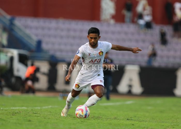 Agil Munawar saat membela Persik Kediri di Stadion Brawijaya.