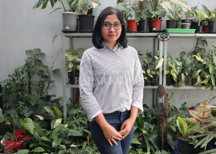 INSPIRATIF: Dara berpose di depan tanaman hias miliknya di Kota Kediri.