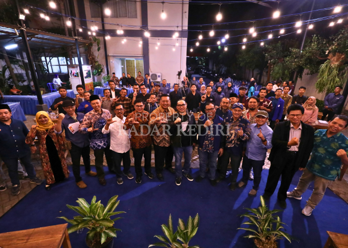 ADU VISI : Tim sukses dari dua paslon dalam pemilihan bupati Kediri berfoto bersama bersama peserta diskusi publik Bedah Visi Misi Calon Kepala Daerah yang digelar JP Radar Kediri Juma