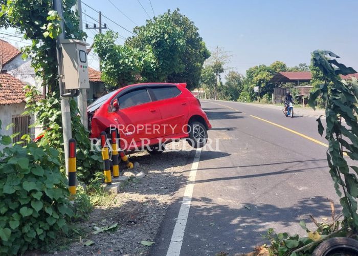 RINGSEK: Mobil Agya menabrak tiang listrik di Jalan Raya Kediri-Kertosono, Desa/Kecamatan Purwoasri, Kediri