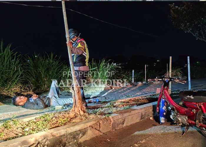 SANTAI: Kabag Ops Polres Kediri Kota Kompol Mukhlason ketika menegur seorang pria yang sedang mabuk dan tergeletak di trotoar,