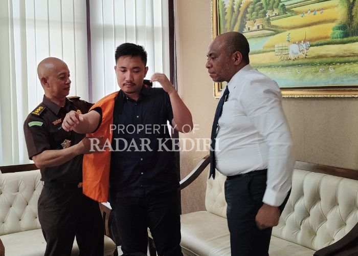 SEGERA SIDANG: Chrisma Dharma Ardiansyah saat mengendakan rompi tahanan Kejaksaan Kota Kediri.