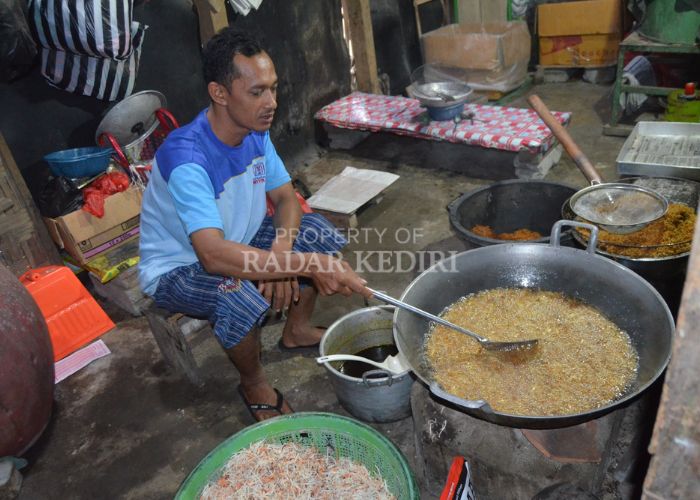 GORENG: Usaha pengolahan keripik jamur di Desa Sugihwaras, Ngancar banyak diminati pelanggan.
