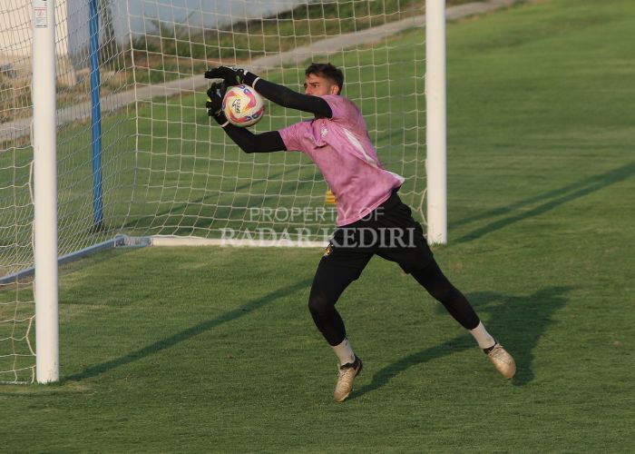 LENGKET: Kiper Persik Kediri Leo Navacchio saat latihan rutin.