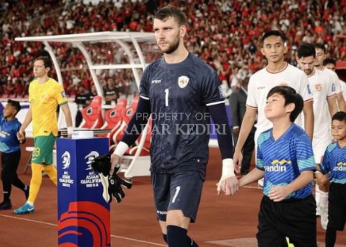 JAGOAN: Maarten Paes saat akan memasuki lapangan dalam laga Indonesia kontra Australia.