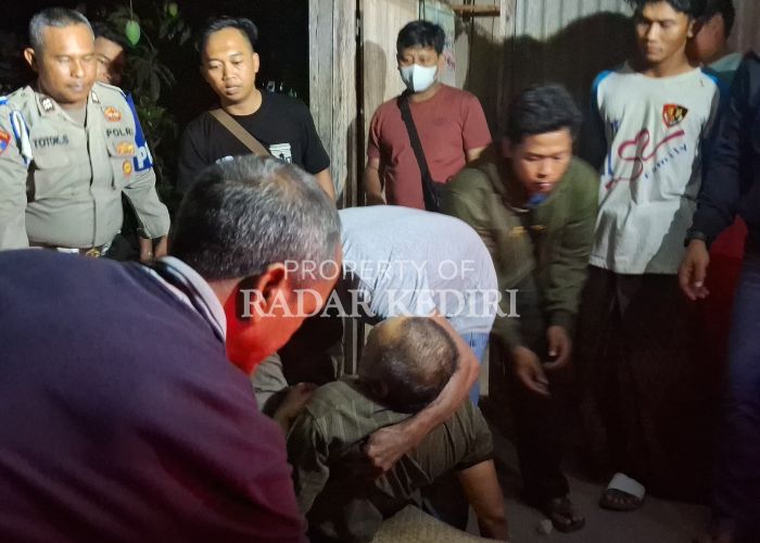 GEMPAR: Petugas saat mengevakuasi jasad Mariono di Desa tugurejo, Kecamatan Ngasem.