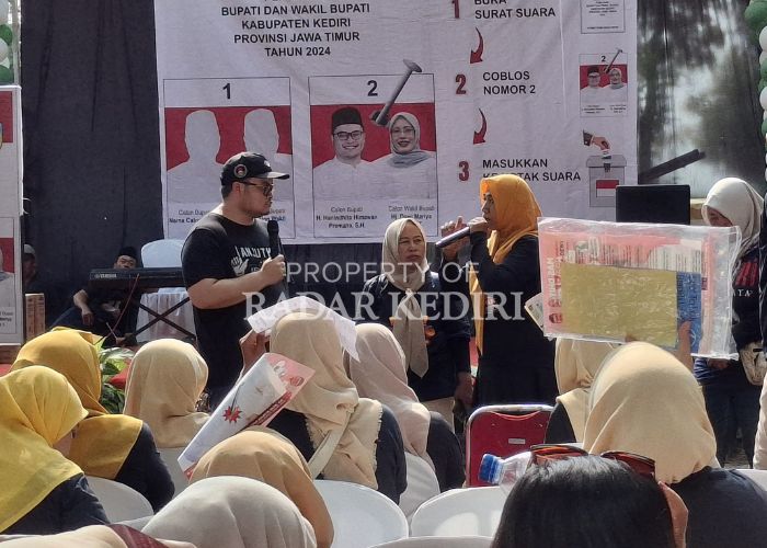 TEMU WARGA: Calon BUpati Dhito berbincang dengan warga yang hadir di acara kampanye Desa Gayam, Gurah pada Rabu (9/10).
