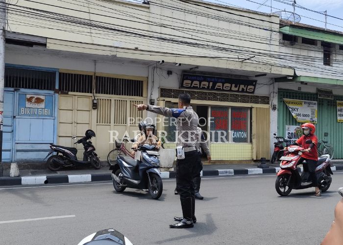 KENA TILANG: Pengendara bermotor nekat melawan arus lalu lintas di jalan satu arah di Jalan Doho, Kota Kediri.