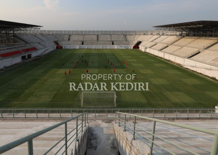 MEGAH: Stadion Gelora Daha Jayati (GDJ) di Desa Bulusari, Kecamatan Tarokan saat dipakai untuk latihan pemain Persik Kediri.