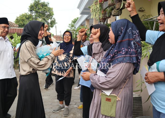 SEMANGAT: Ibu-ibu di Kelurahan Burengan, Kota Kediri saat memberikan dukungan kepada pasangan Vinanda-Gus Qowim.