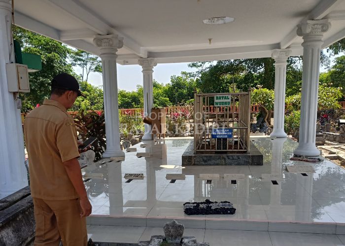WISATA RELIGI: Salah satu perangkat desa mengunjungi makam Mbah Khusein di Desa Banjaranyar, Kras.