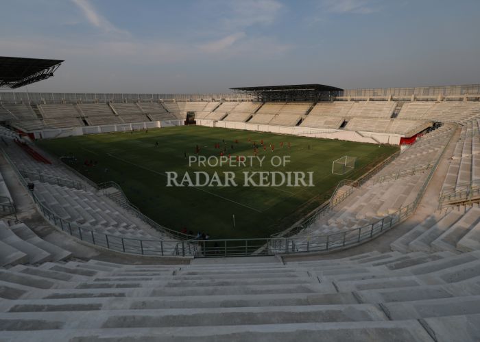 MEGAH: Skuad Persik Kediri saat berlatih di Stadion Gelora Daha Jayati, Kecamatan Tarokan, Kabupaten Kediri.