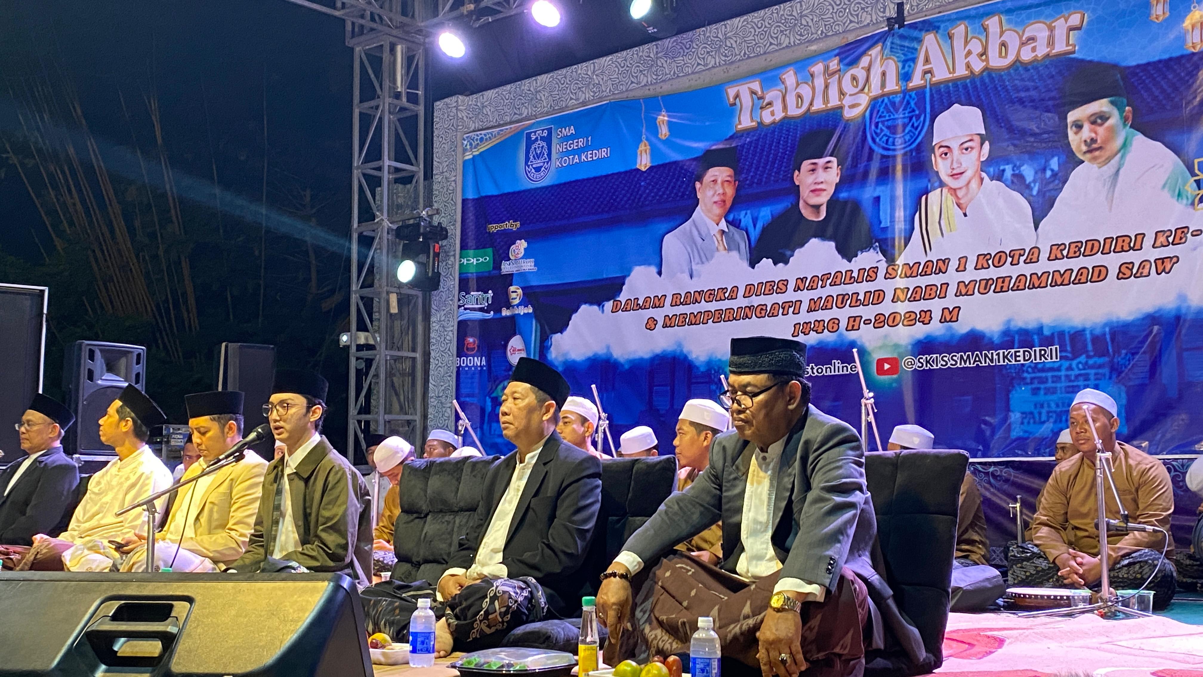 Memperingati maulid Nabi Muhammad sekaligus merayakan hari ulang tahun sekolah ke-78, SMAN 1 Kediri menggelar tabligh akbar.