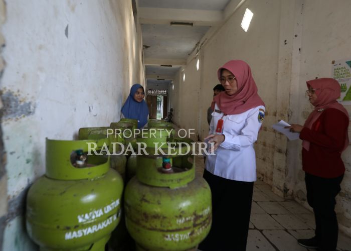 CEK STOK ELPIJI: Kepala Dinas Perdagangan Kabupaten Kediri Tutik Purwaningsih ketika melakukan inspeksi mendadak di salah pangkalan dan agen di wilayah Pare.