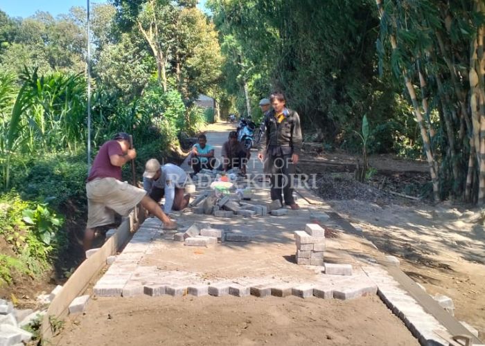 PROYEK BERSAMA: Pekerja merampungkan pembangunan akses warga di Desa Keling, Kecamatan Kepung.