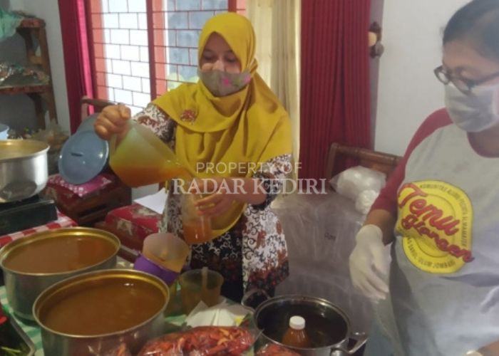 KREATIF: Warga Desa Titik, Kecamatan Semen mengemas minuman herbal dari bahan dasar rempah-rempah.