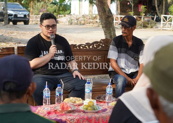 DUA ARAH: Cabup Dhito saat menjawab pertanyaan warga di Kecamatan Ngancar.