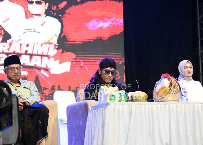 DUKUNGAN PUSAT: Vinanda-Gus Qowim saat bersama Gus Miftah ketika acara Silaturahmi Kebangsaan di lapangan Gajah Mada, Pesantren, Kota Kediri.